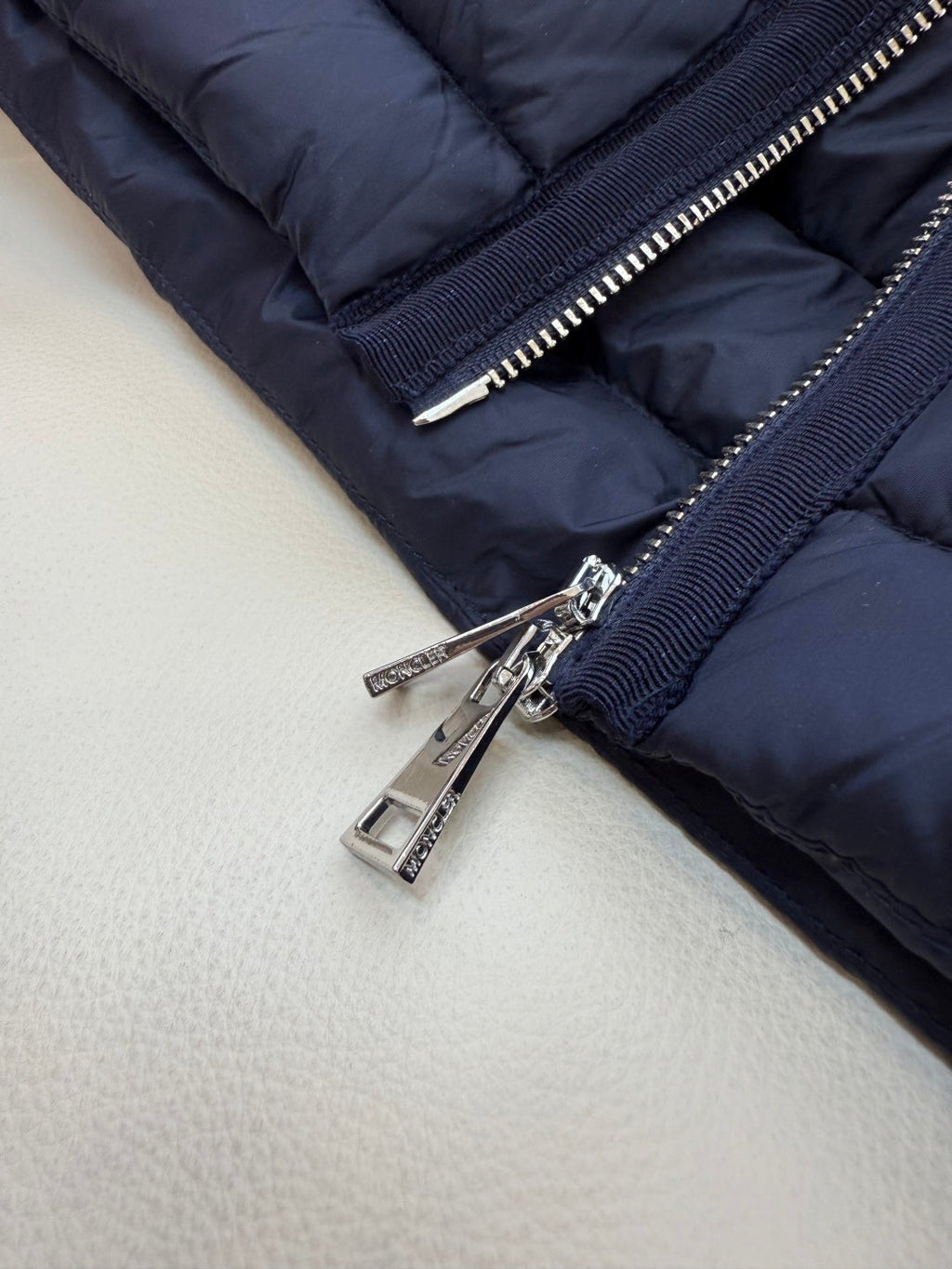 MONCLER 25S SHORT DOWN JACKET WITH DRAWSTRING 402