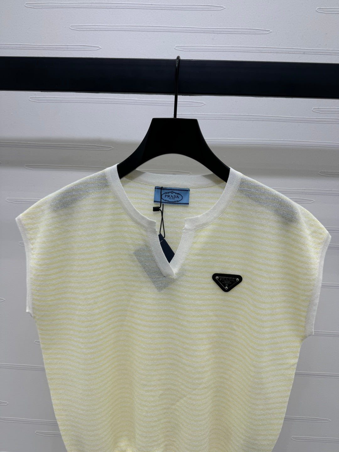 PRADA D 25S STRIPED V-NECK KNITTED VEST 264128